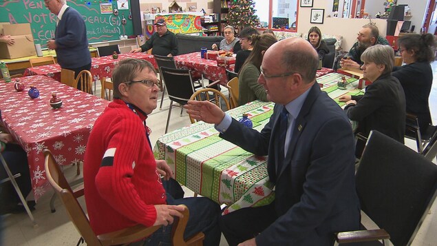Le maire de Trois-Rivières, Yves Lévesque, discute avec une personne lors du souper de Noël organisé par l'organisme Ebyôn.
