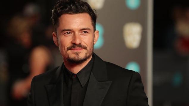 Orlando Bloom portait aussi une chemise noire. Orlando Bloom portait aussi une chemise noire.
