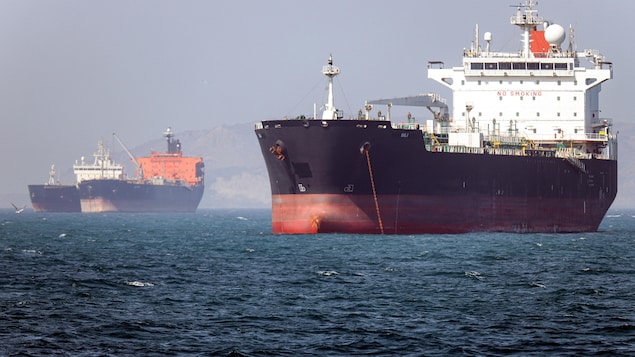 Sur cette photo fournie par l'agence de presse iranienne ISNA et prise le 2 mai 2026, le pétrolier Bili, battant pavillon gambien, est ancré dans le détroit d'Ormuz, au large de Bandar Abbas, dans le sud de l'Iran.