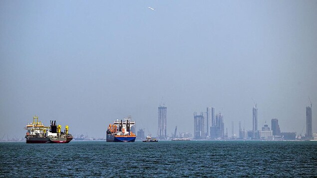  Des navires commerciaux au large de Dubaï, le 11 mars 2026. 