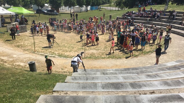 Des gens dans une arène Des gens dans une arène