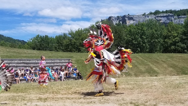 Un Autochtone en train de faire une danse traditionnelle. Un Autochtone en train de faire une danse traditionnelle.