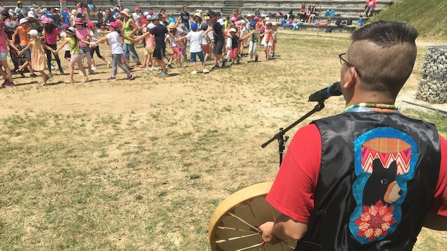 Un joueur de tambour devant des jeunes qui dansent. Un joueur de tambour devant des jeunes qui dansent.
