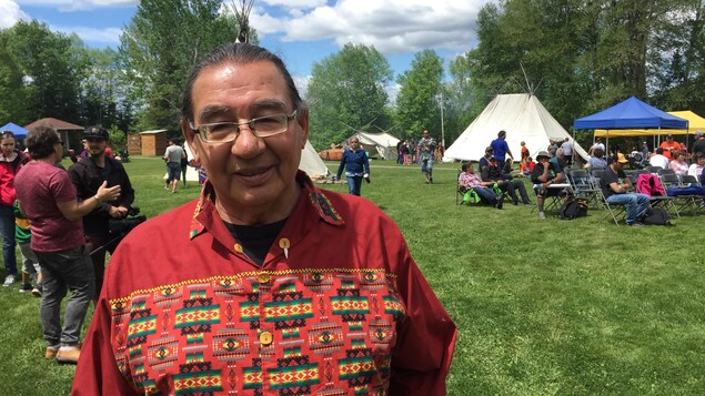 Un homme d'origine autochtone sourit à la caméra lors d'un événement soulignant la Journée nationale des Autochtones.