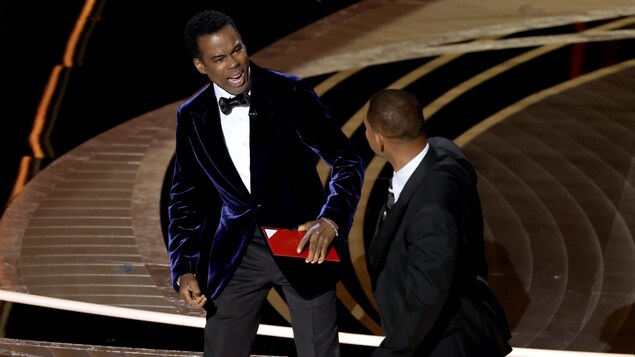 Chris Rock réagit à la gifle de Will Smith sur scène aux Oscars