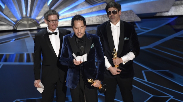 Jeffrey A. Melvin, Paul Austerberry et Shane Vieau sur scène pour accepter l'Oscar des meilleurs décors Jeffrey A. Melvin, Paul Austerberry et Shane Vieau sur scène pour accepter l'Oscar des meilleurs décors
