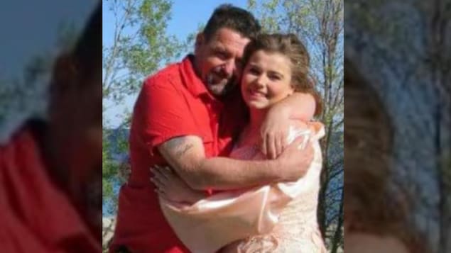 Deux photos de Steven Macdonald qui serre sa fille dans ses bras. Deux photos de Steven Macdonald qui serre sa fille dans ses bras.