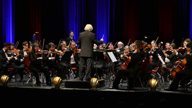 Jacques Marchand dirige l'Orchestre symphonique régional au Théâtre du cuivre à Rouyn-Noranda.