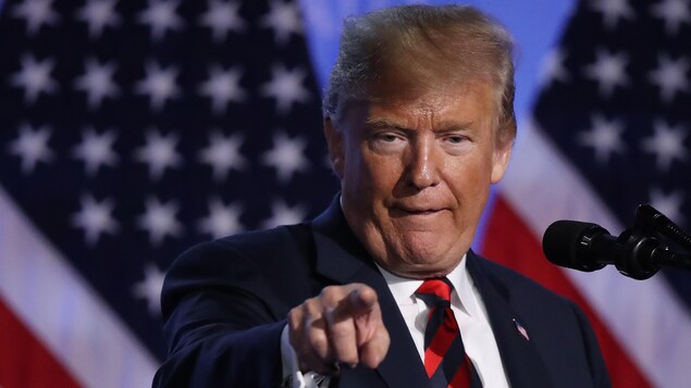 Donald Trump pointe du doigt.