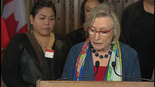 La ministre des Relations avec les Autochtones, Carolyn Bennett,