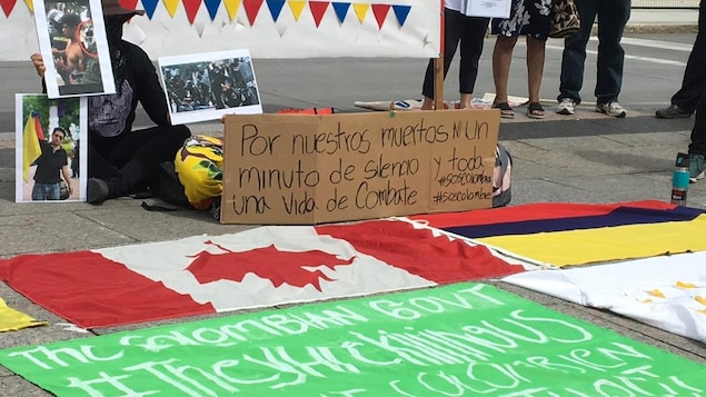 Una pancarta durante la manifestación del 22 de junio en Ottawa dice: Por nuestros muertos ni un minutos de silencio y toda una vida de combate. 