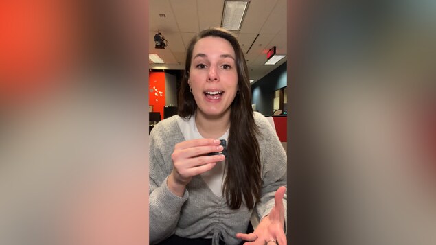 Une personne s'adressant à la caméra,