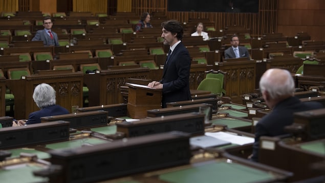 Justin Trudeau parle debout en Chambre, la pièce est presque vide.