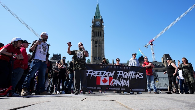 Convoi de motocyclistes : une foule contenue, malgré des moments de tension au jour 2