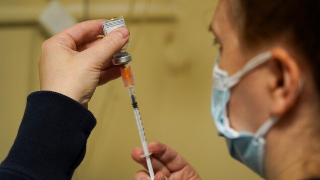 Des entreprises qui hébergent des cliniques de vaccination éphémères reçoivent des menaces