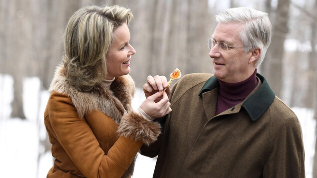 Le roi Philippe et la reine Mathilde goûtant des produits de l'érable. Le roi Philippe et la reine Mathilde goûtant des produits de l'érable.