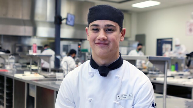 Ottis Crabbe dans une cuisine.