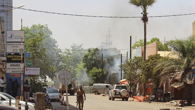 Un soldat circule dans les rues de Ouagadougou. Un soldat circule dans les rues de Ouagadougou.
