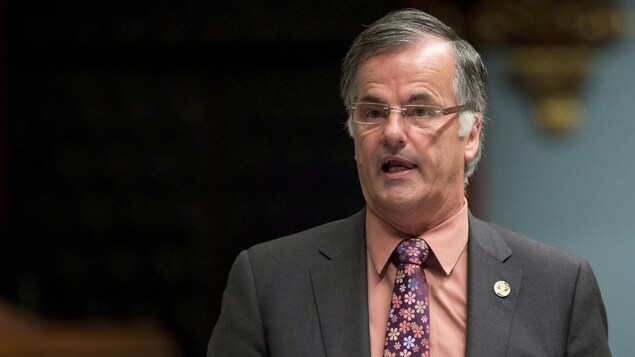 Guy Ouellette debout dans l'assemblée nationale