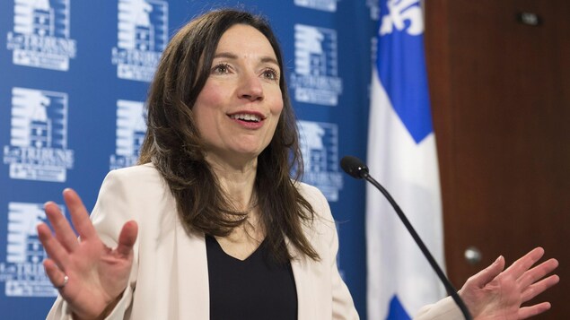 La candidate à la chefferie du Bloc québécois, Martine Ouellet, en conférence de presse à Québec