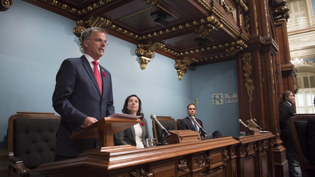 Le député Guy Ouellette, debout, a fait une déclaration solennelle à l'Assemblée nationale le 31 octobre 2017.