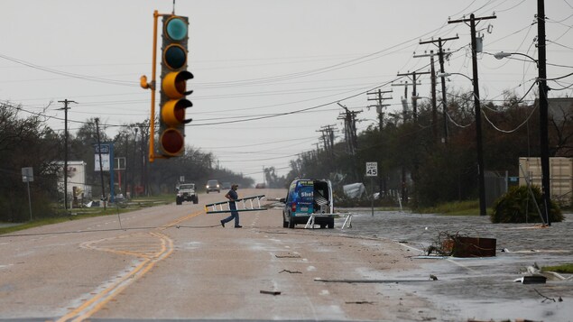Une route texane est envahie de déchets après le passage d'Harvey.
