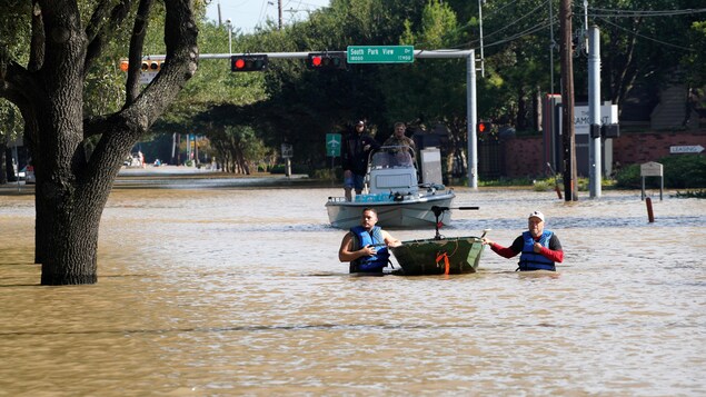 Des bénévoles reviennent d'une patrouille au cours de laquelle ils ont cherché à secourir des victimes de l'ouragan Harvey, dans l'ouest de Houston, au Texas.