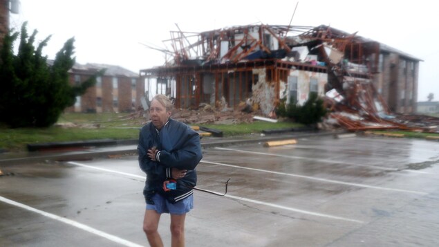 Une femme passe devant sa maison détruite à Rockport, au Texas, frappé par l'ouragan Harvey.