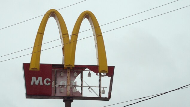 L'enseigne d'un restaurant McDonald n'a pas survécu au passage d'Harvey.
