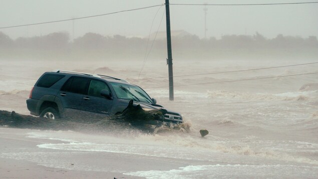 Une voiture est entourée d'eau propulsée par l'ouragan Harvey.
