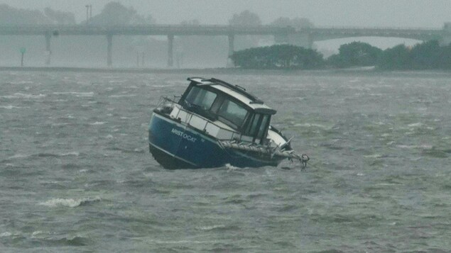 Un bateau balayé par l'ouragan. 