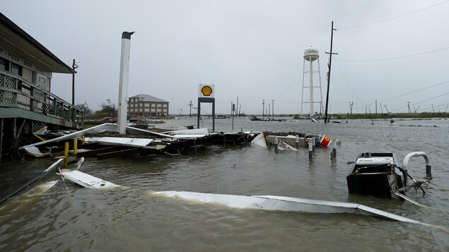 Une inondation à l'extérieur d'une station-service