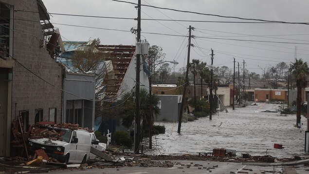 L'ouragan Michael a notamment endommagé des immeubles et inondé une rue de Panama City. L'ouragan Michael a notamment endommagé des immeubles et inondé une rue de Panama City.