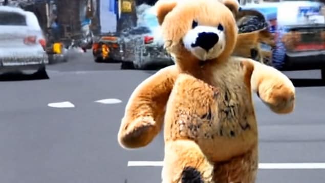 Modélisation d'un ours en peluche qui court à New York. On voit une grande peluche brune dans la rue.