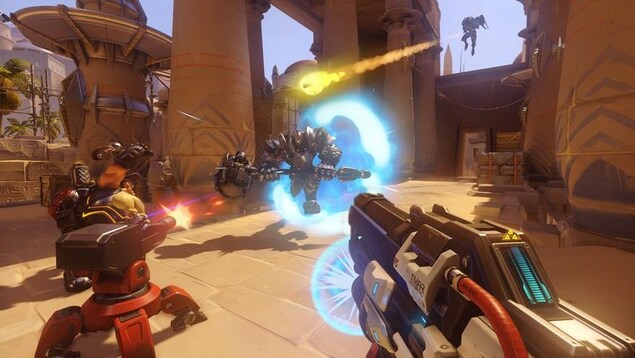 Scène de combat entre des personnages du jeu Overwatch Scène de combat entre des personnages du jeu Overwatch