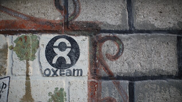 Le logo d'Oxfam apposé sur l'un des murs d'enceinte d'un camp destiné aux Haïtiens touchés par le tremblement de terre de 2010. Le logo d'Oxfam apposé sur l'un des murs d'enceinte d'un camp destiné aux Haïtiens touchés par le tremblement de terre de 2010.