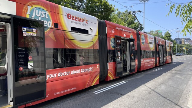 Un tramway de la CTT avec une publicité d'Ozempic.