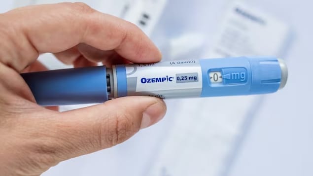Une personne tient un tube de médicament Ozempic.