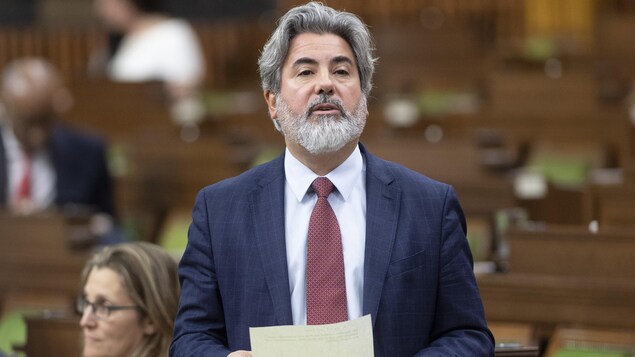 Pablo Rodriguez parle debout aux Communes.