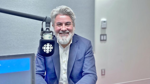 Un homme souriant dans un studio de Radio-Canada. Il s'agit de Pablo Rodriguez, ancien ministre et ancien député fédéral, qui se présente à la tête du Parti libéral du Québec (PLQ) en 2025. Né en Argentine, M. Rodriguez est arrivé au Canada alors qu'il était enfant, sa famille ayant été exilée pendant la dictature militaire.
