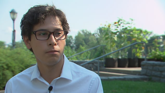 Pablo Roy-Rojas répond aux questions de la journaliste Marie-Maude Pontbriand, de Radio-Canada, à Québec. Pablo Roy-Rojas répond aux questions de la journaliste Marie-Maude Pontbriand, de Radio-Canada, à Québec.