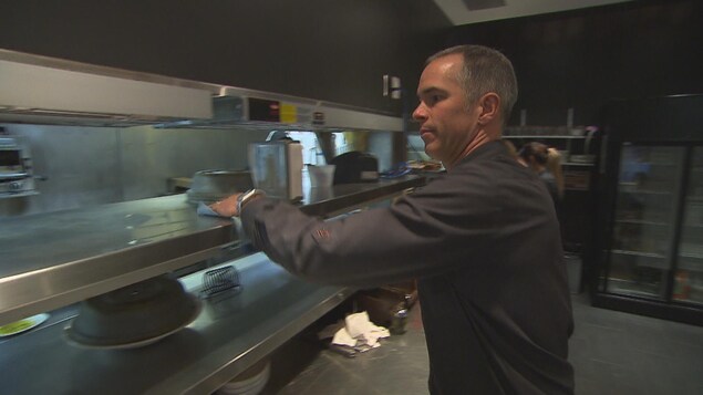 Martin Harvey nettoie un comptoir de cuisine. Martin Harvey nettoie un comptoir de cuisine.