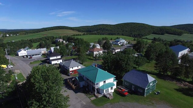 Vue aérienne de la municipalité de Packington au Témiscouata en été.