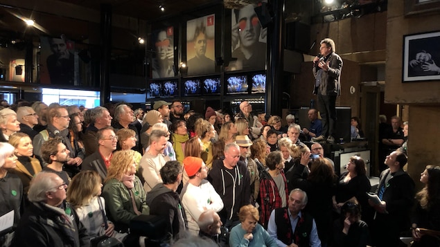 Dominic Champagne s'adresse à la foule
