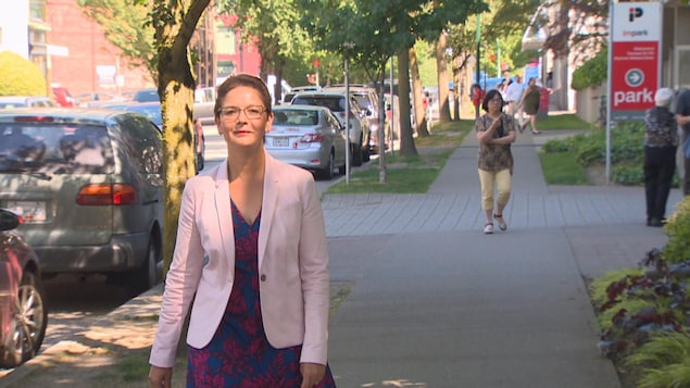 Padminee Chundunsing, la Présidente de la Fédération des francophones de la Colombie-Britannique, marche dans une rue de Vancouver. Padminee Chundunsing, la Présidente de la Fédération des francophones de la Colombie-Britannique, marche dans une rue de Vancouver.