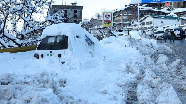 Un véhicule enfoui dans la neige.