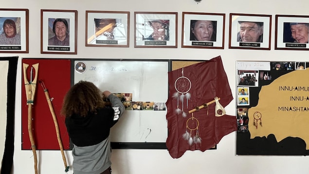 L'intérieur d'une école dans une communauté autochtone.