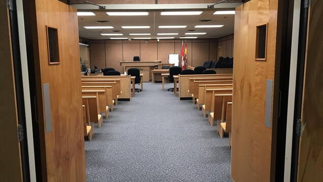 La salle de cours vue de l'entrée. Le banc du jury se trouve à la droite et le banc de l'accusé est à la gauche. 