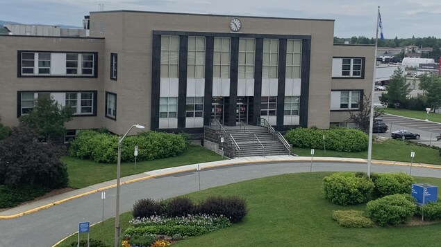 Vue sur l'édifice du palais de justice.