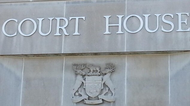 Enseigne du palais de justice dans le Grand Sudbury.